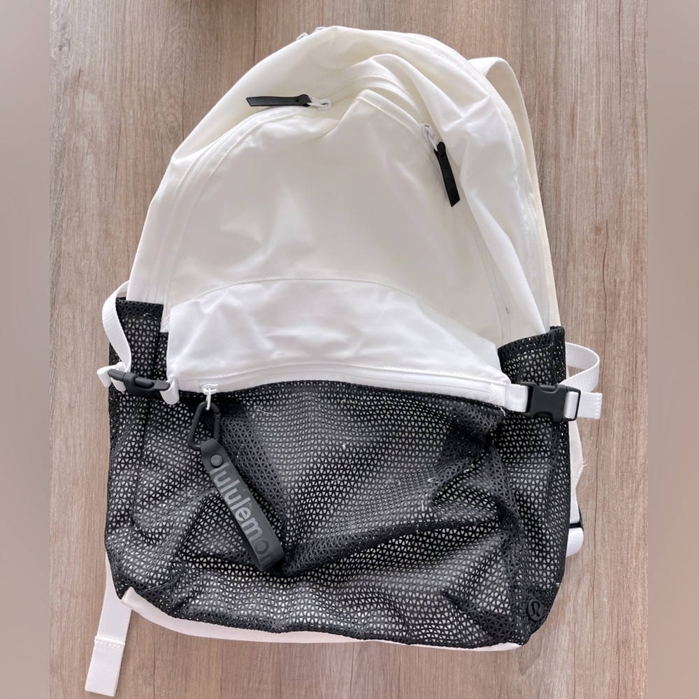 Lululemon Backpack 🤍🖤